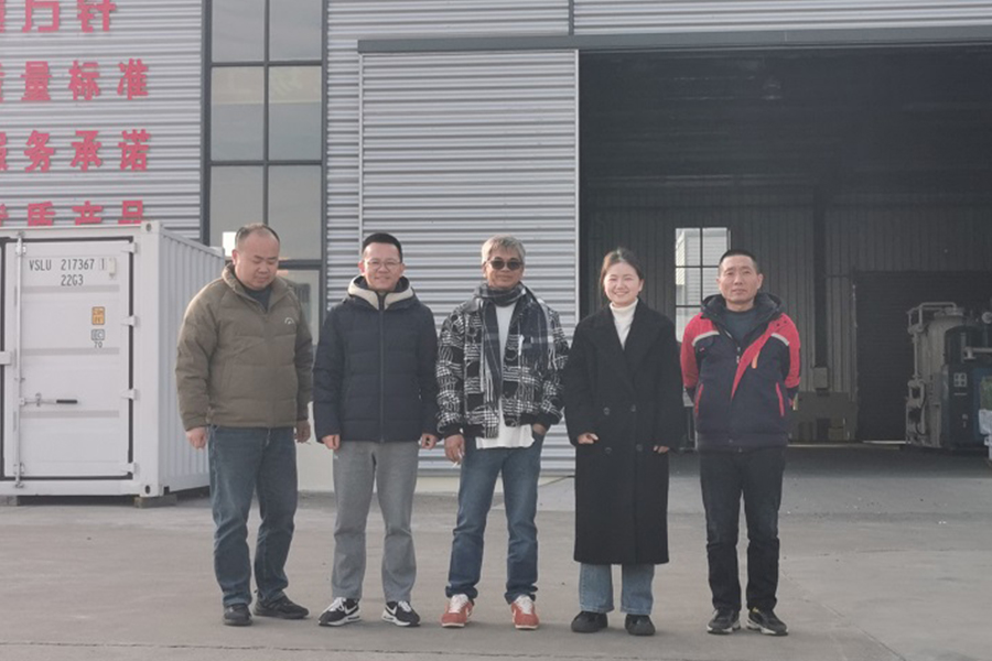 O cliente na Costa do Marfim inspecionou a fábrica e assinou o contrato do gerador de oxigênio em contêiner no local