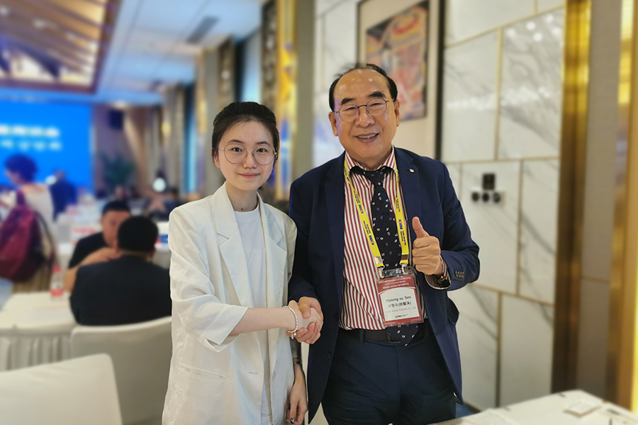 Envolvido com sucesso em discussões de negócios individuais no 37º Seminário de Verão para CEOs